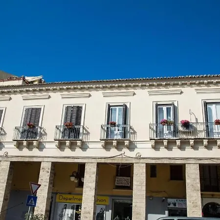 The Superhost - Estes Crotone